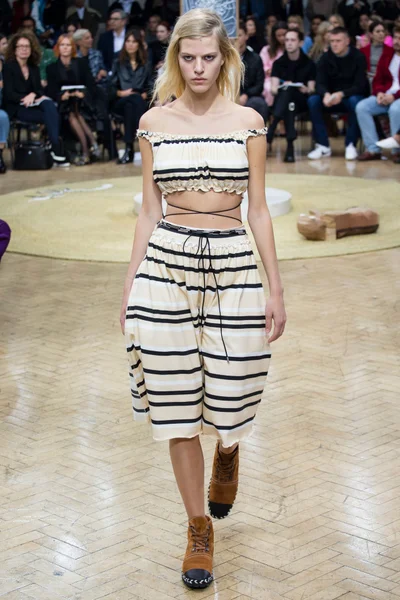 Look 16